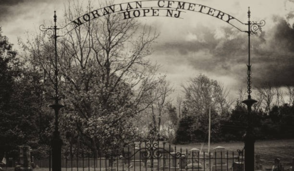 A new ‘Spooky Season’ trail is guiding horror fans through the exact New Jersey locations of slasher classics like ‘The Amityville Horror’—with deep-fried hot dog pit stops