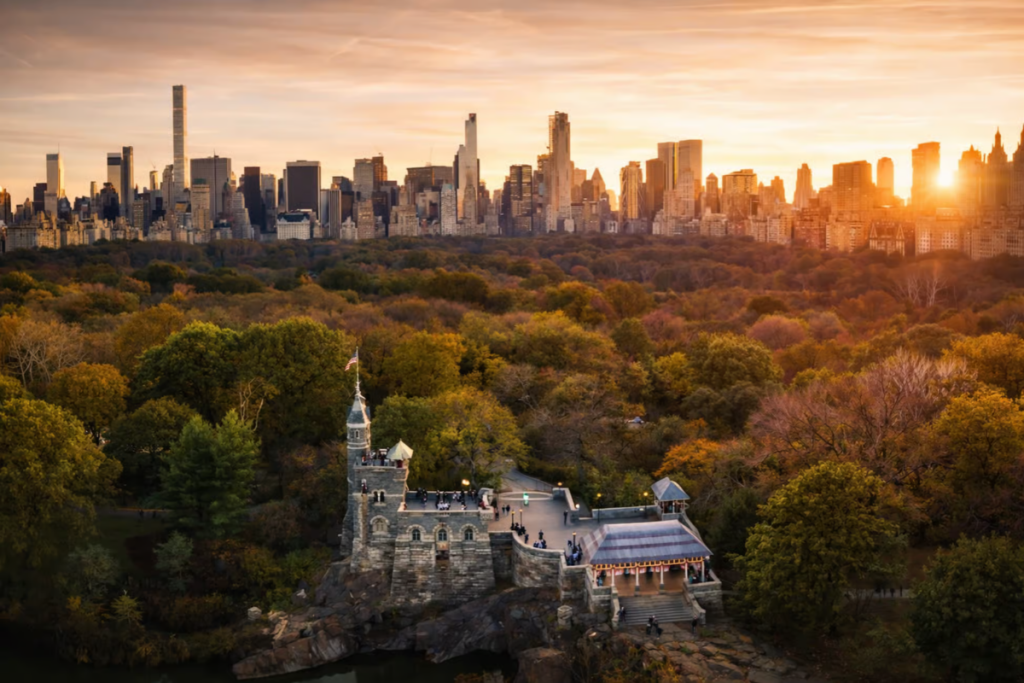 En 1872, se terminó de construir en Central Park un mirador de piedra al aire libre, sin ventanas ni puertas; ahora, este castillo en miniatura de 154 años de antigüedad es el mejor refugio gratuito para disfrutar de unas vistas épicas del follaje otoñal.