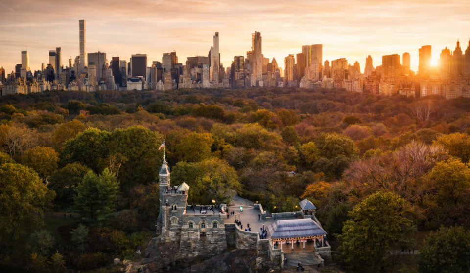 Im Jahr 1872 wurde im Central Park ein offener Aussichtsturm aus Stein ohne Fenster oder Türen fertiggestellt; heute dient das 154 Jahre alte Miniaturschloss als ultimativer kostenloser Rückzugsort für atemberaubende Ausblicke auf das Herbstlaub