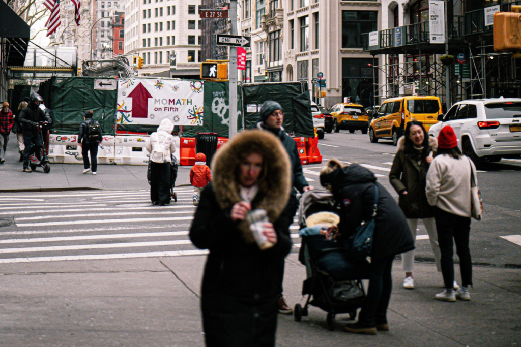 Leute in Jacken in NYC