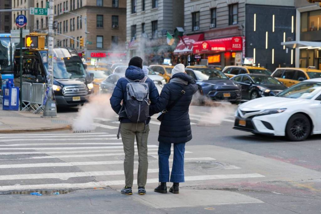 Leute in Jacken in NYC