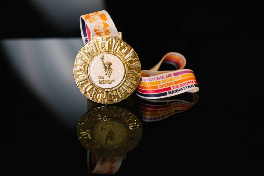 La Maratona di New York svela la medaglia del 2026 per festeggiare il 50° anniversario del percorso che attraversa i cinque distretti