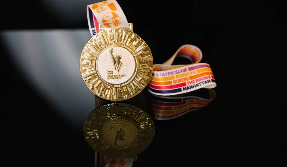 De NYC Marathon onthult zijn medaille voor 2026 ter ere van het 50-jarig jubileum van het parcours door de vijf stadsdelen