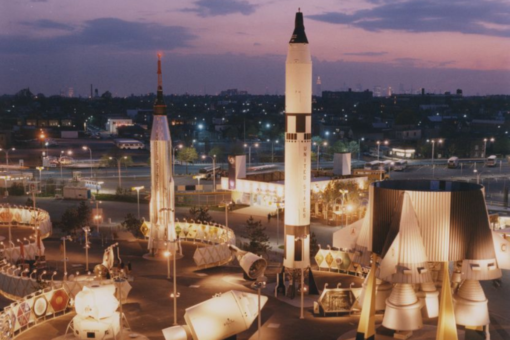 Diesen Monat könnt ihr in NYC echte NASA-Raketen sehen – mit einer Mercury-Kapsel, einem Saturn-V-Triebwerk und einem seltenen Einblick in die Geschichte der Raumfahrt