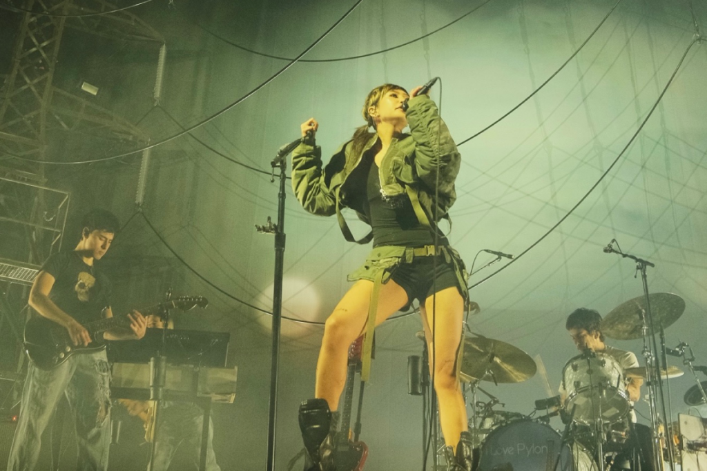 Beabadoobee just made her Madison Square Garden debut — with indoor spark showers, glowing powerlines & two unreleased songs