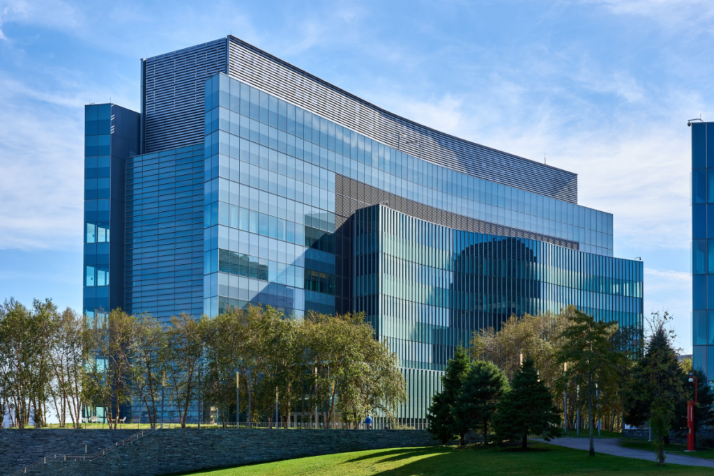Auf dem CUNY-Campus in Manhattan ist das aus Glas und Stahl erbaute Advanced Science Research Center (2015) im Nachmittagslicht zu sehen