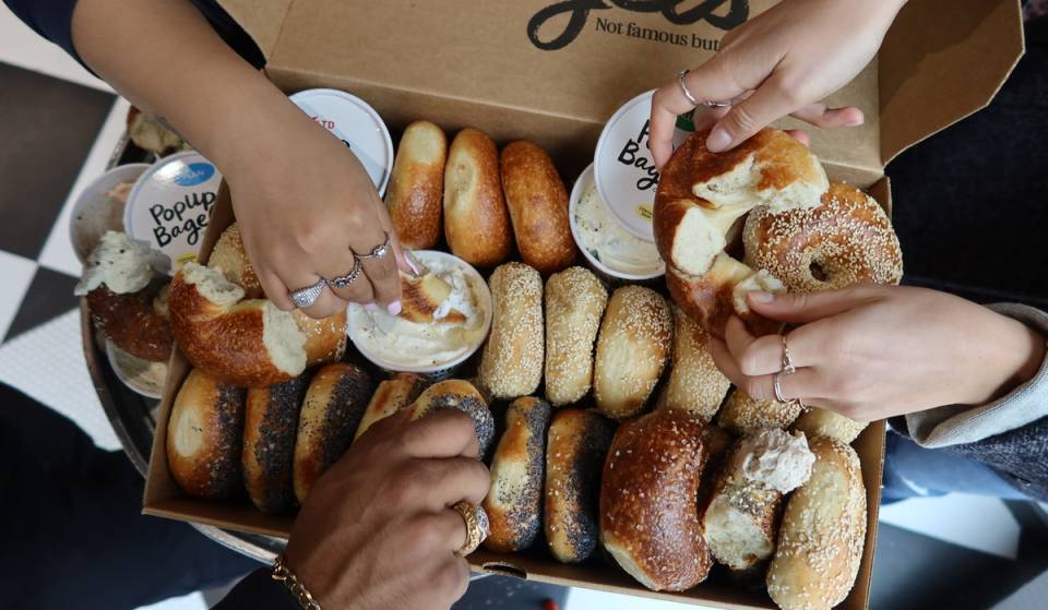 Ce qui a commencé comme un projet né d’une passion pendant la pandémie est aujourd’hui une véritable obsession nationale ; PopUp Bagels ouvre un établissement permanent à Times Square
