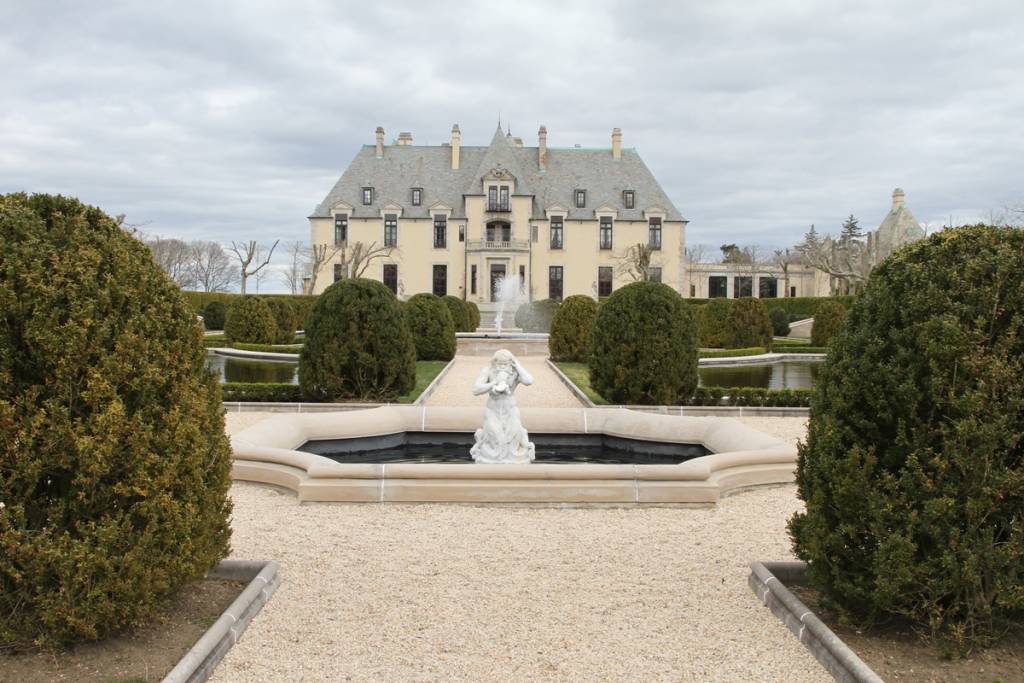 In the 1910s, Long Island’s legendary Oheka Castle was built for the modern equivalent of $263 million; on October 27, the 127-room estate behind Taylor Swift’s ‘Blank Space’ heads to a bankruptcy auction