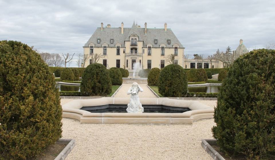 In de jaren 1910 werd het legendarische Oheka Castle op Long Island gebouwd voor een bedrag dat vandaag de dag overeenkomt met 263 miljoen dollar; op 27 oktober gaat het landgoed met 127 kamers, dat de inspiratiebron was voor Taylor Swifts ‘Blank Space’, onder de hamer bij een faillissementsveiling