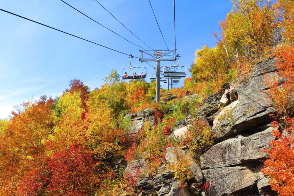 Nel 1960, Hunter Mountain inaugurò la sua prima seggiovia nei Catskills; oggi, la sua seggiovia panoramica lunga 3.200 piedi è il fulcro di un festival autunnale gratuito che si svolge nell’arco di tre weekend, con cibo bavarese e viste mozzafiato sul foliage autunnale al suo apice