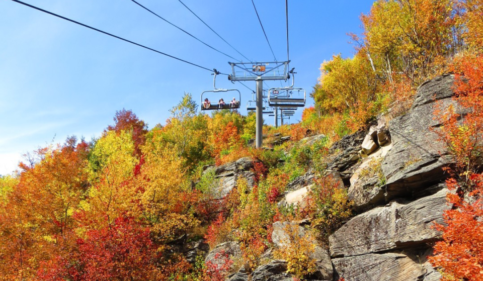 1960 eröffnete Hunter Mountain seinen ersten Sessellift in den Catskills; heute bildet die 3.200 Fuß lange, landschaftlich reizvolle Seilbahn den Mittelpunkt eines kostenlosen Herbstfestes, das sich über drei Wochenenden erstreckt und bayerisches Essen sowie atemberaubende Ausblicke auf die herbstliche Laubfärbung bietet