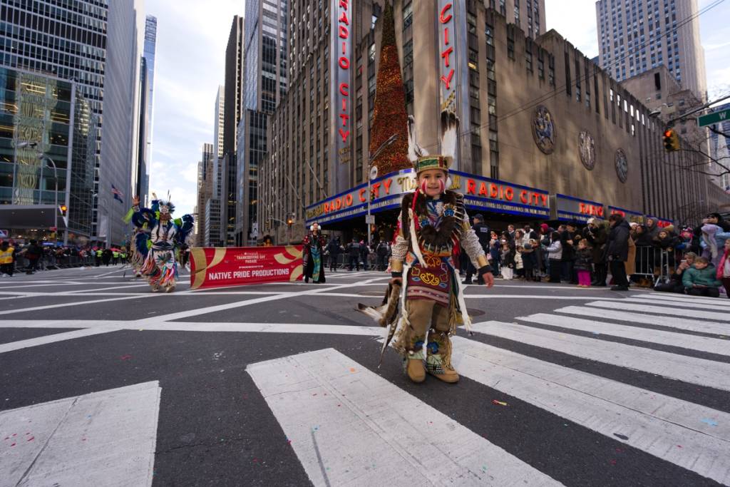 Fermeture de Madison Avenue et de Broadway pour une grande fête culturelle : le défilé des peuples autochtones des Amériques transforme Manhattan en une véritable vitrine de danses et de costumes traditionnels