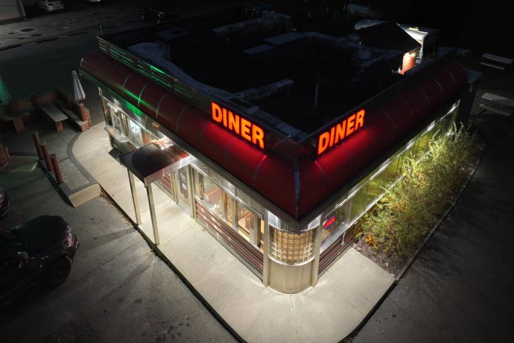 Das seit 1949 geöffnete, historische Diner aus „Freitag, der 13.“ in New Jersey kannst du tatsächlich besuchen, um die genauen Drehorte zu sehen und riesige, fluffige Pfannkuchen zusammen mit dem hauseigenen Jason zu genießen