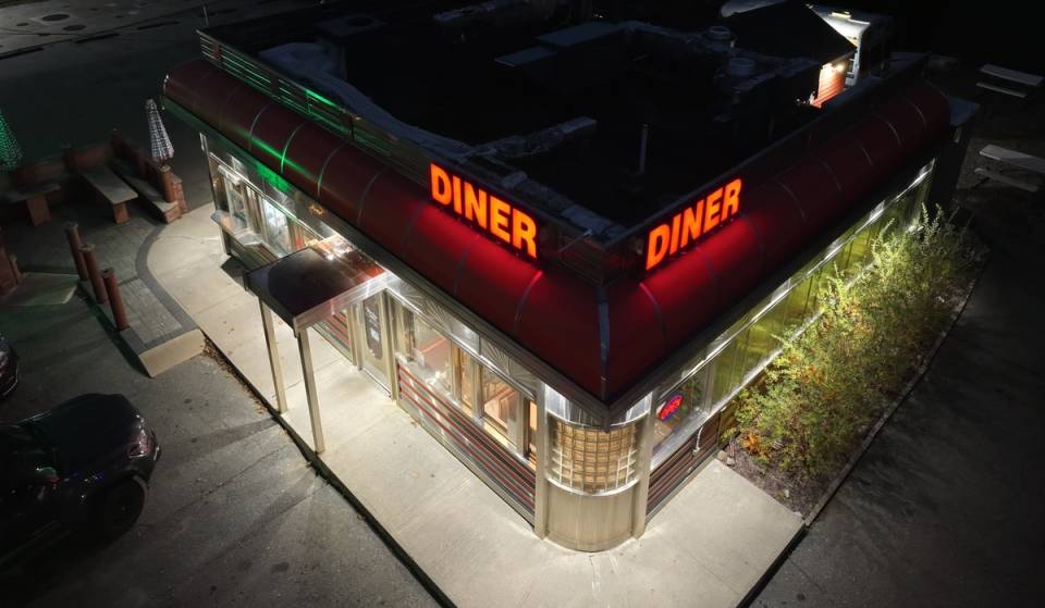 Ouvert depuis 1949, tu peux vraiment visiter ce restaurant historique du New Jersey vu dans « Vendredi 13 » pour découvrir les lieux exacts du tournage et déguster d’énormes pancakes moelleux en compagnie de Jason, leur mascotte.