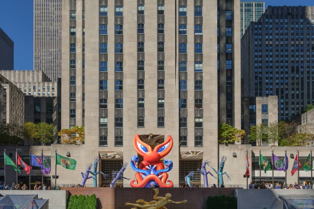 Una monumental criatura hinchable de color naranja intenso de 34 pies acaba de transformar el Rockefeller Center para Halloween