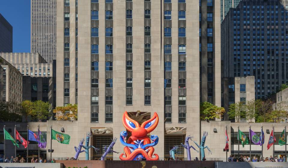 Uma criatura inflável monumental de 34 pés na cor laranja-vivo acabou de transformar o Rockefeller Center para o Halloween