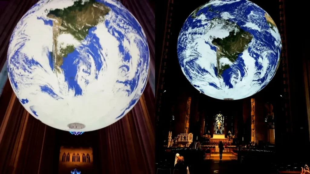 Une réplique géante et lumineuse de la Terre est actuellement suspendue à l’intérieur de la cathédrale Saint-Jean-le-Divin — ce qui permet aux visiteurs de passer juste en dessous et d’observer la surface détaillée de cette planète lumineuse
