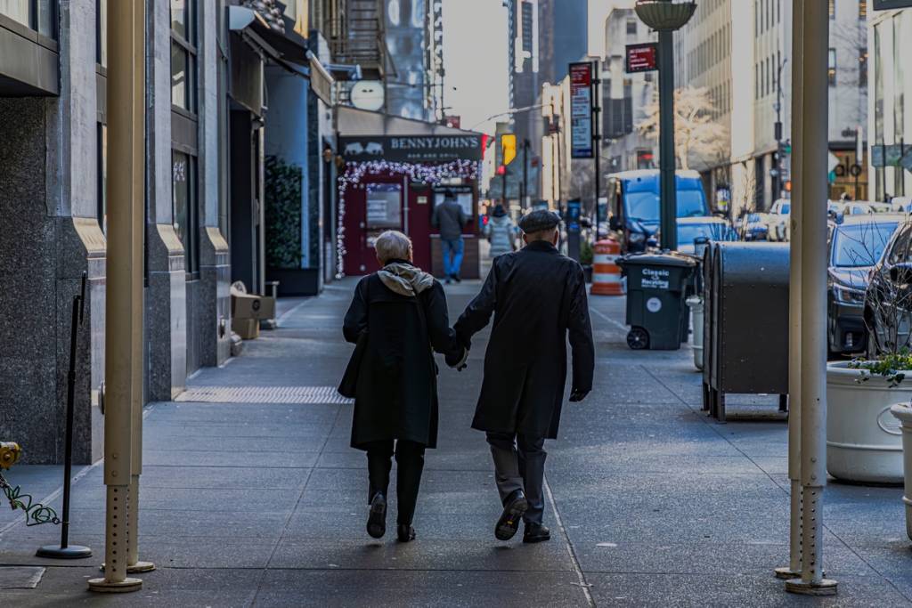 I newyorkesi vivono ora 4,2 anni in più rispetto alla media nazionale, mentre la città supera di ben sei anni in anticipo il suo obiettivo di aspettativa di vita “HealthyNYC” fissato per il 2030