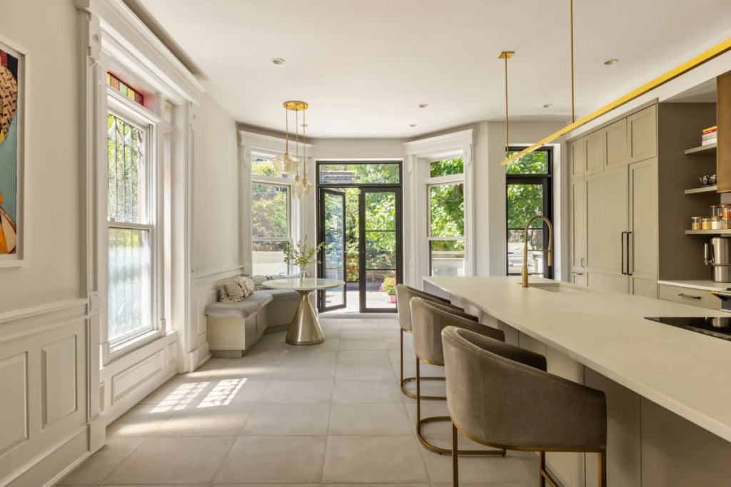 Nel 2014, questa casa a schiera in stile tardo vittoriano del 1880 è stata acquistata per 3,8 milioni di dollari; dopo un’ampia ristrutturazione, la proprietà di Clinton Hill è appena stata venduta per 9,4 milioni di dollari, battendo il record del quartiere