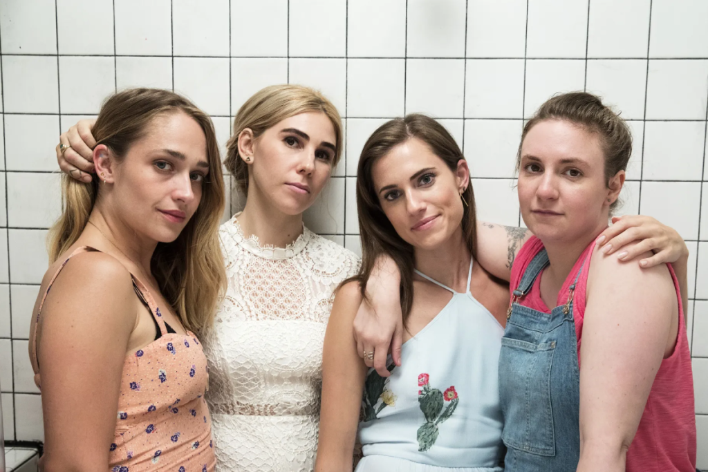 A 15 anni dalla prima, Lena Dunham e il cast originale si riuniscono mentre HBO dà il via libera al revival dell’iconica serie newyorkese “Girls” — Ecco tutto quello che sappiamo
