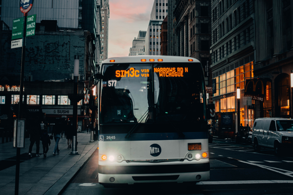 Oltre 2.000 autobus di New York ora sono dotati di telecamere automatiche: la MTA estende i controlli a 3 importanti linee del Queens e di Brooklyn che servono 80.000 passeggeri al giorno