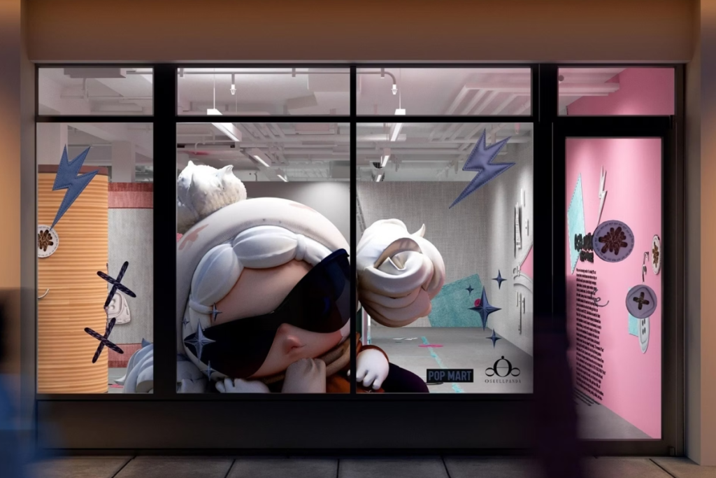 Nel 2010, POP MART ha iniziato la sua attività come piccolo negozio di lifestyle a Pechino; 16 anni dopo, il suo personaggio Skullpanda, famoso in tutto il mondo, sta conquistando Manhattan con un’esperienza pop-up gratuita e immersiva