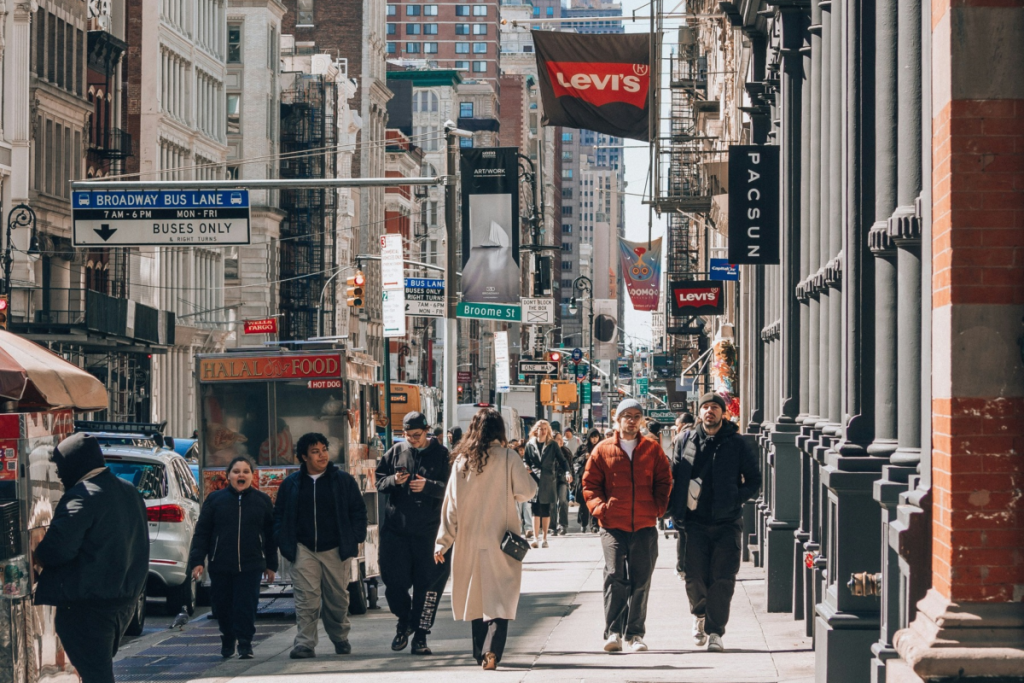 persone che camminano per le strade di New York