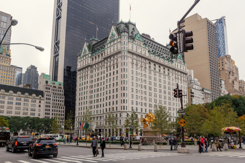 Le célèbre Plaza Hotel à Manhattan, près de Central Park