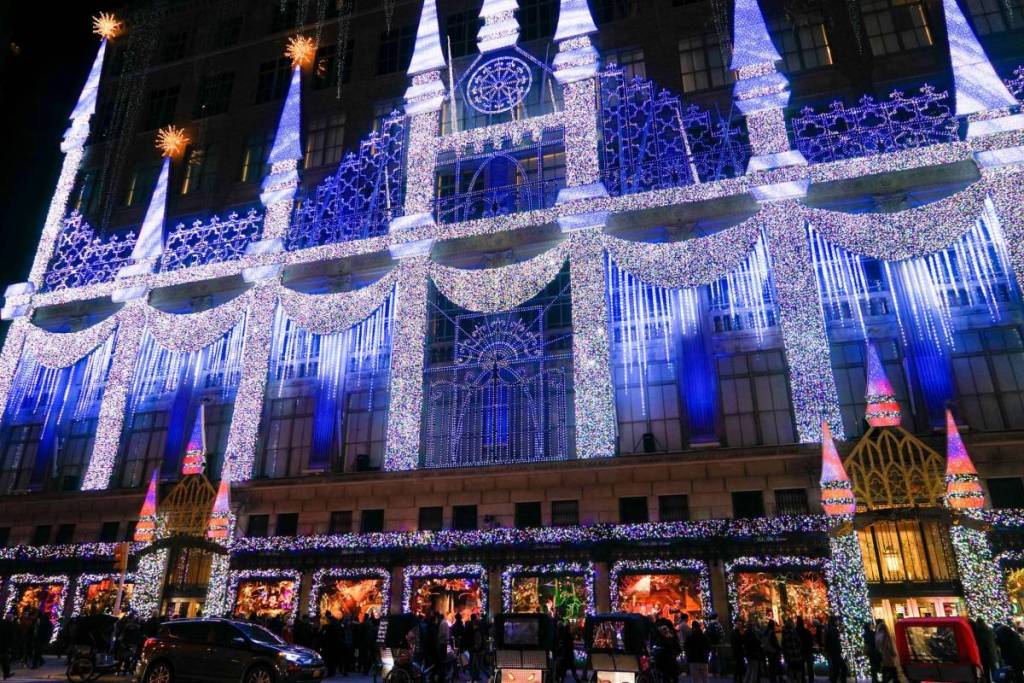 Spettacolo di luci natalizie di Saks Fifth Avenue 3