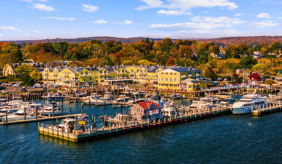 Essa cidadezinha costeira de conto de fadas, a apenas 2 horas de Nova York, está prestes a atingir o auge da folhagem de outono — com passeios de barco panorâmicos, faróis históricos e uma marina premiada