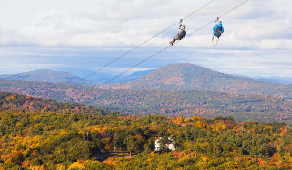 Das bestgehütete Geheimnis im Norden von New York lässt dich mit 55 mph über die herbstlich gefärbten Baumkronen auf der längsten Seilrutsche der USA fliegen.