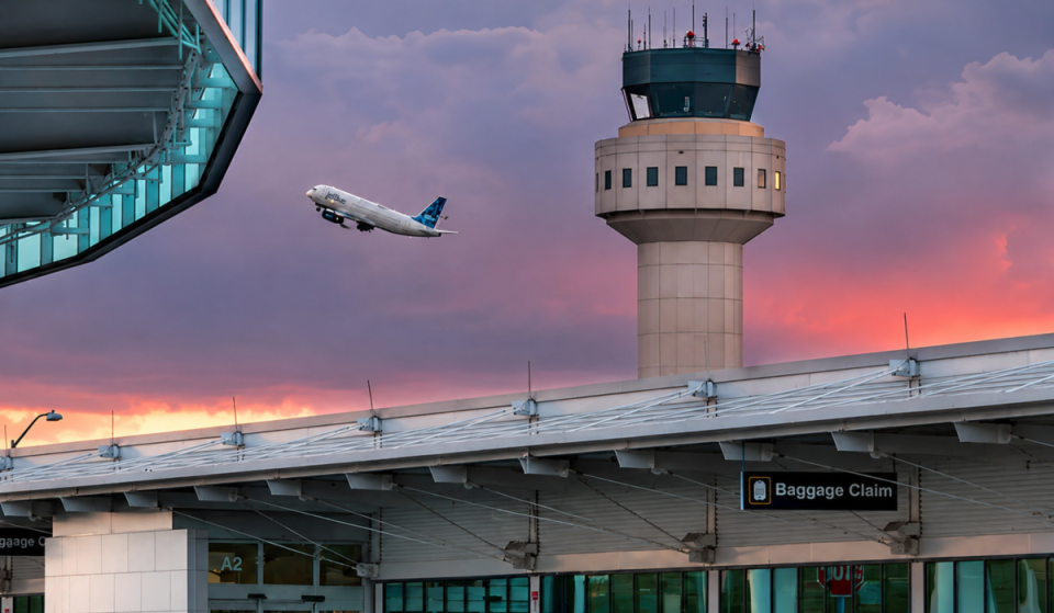 El mejor aeropuerto pequeño de Estados Unidos está a menos de una hora de Nueva York, y una ampliación de 150 millones de dólares podría mejorar el acceso al LIRR