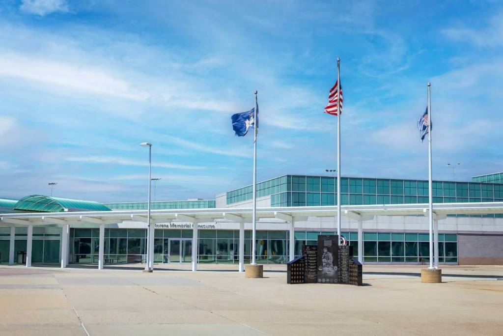 vor dem Long Island MacArthur Airport (ISP)