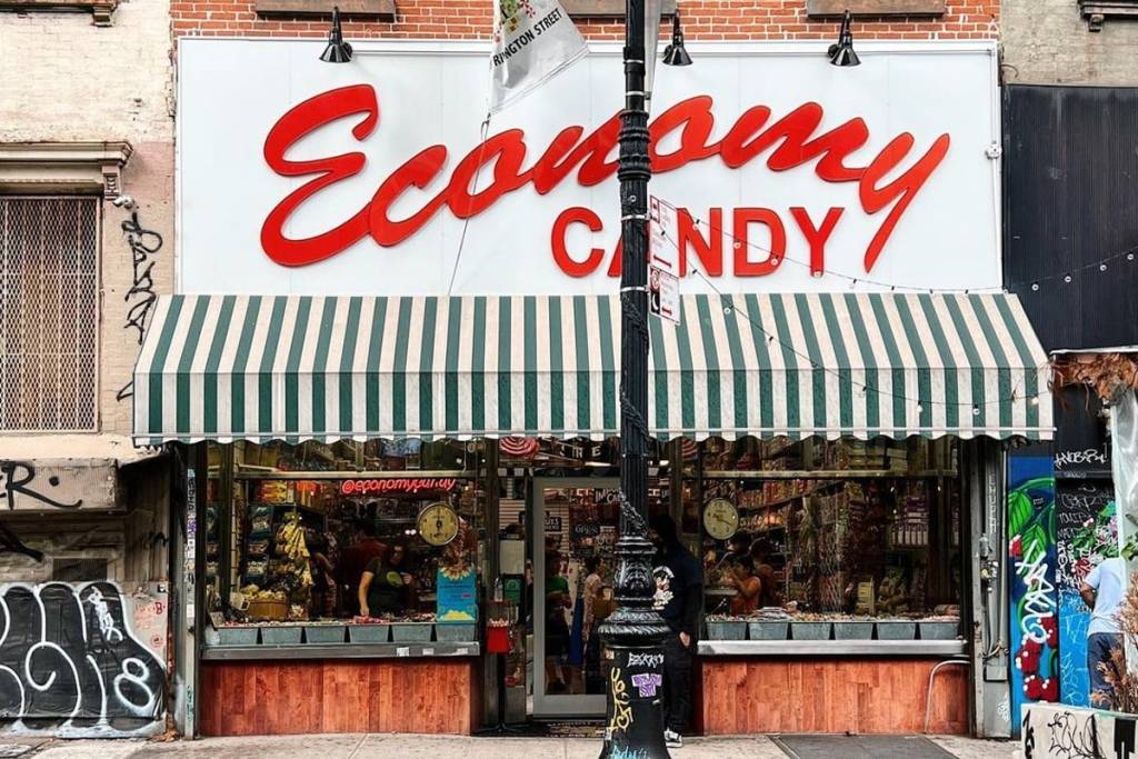 New Yorks ältester Süßwarenladen verteilt an diesem Halloween riesige Handvoll kostenloser Süßigkeiten in der Lower East Side