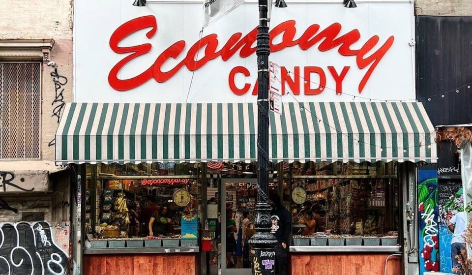 A loja de doces mais antiga de Nova York está distribuindo punhados enormes de doces de graça no Lower East Side neste Halloween