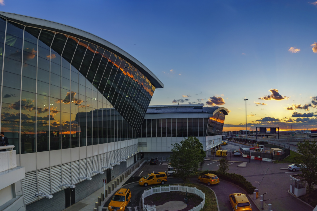 Buitenkant van de luchthaven JFK in New York. Het is de drukste internationale luchthaven voor passagiers die de Verenigde Staten binnenkomen
