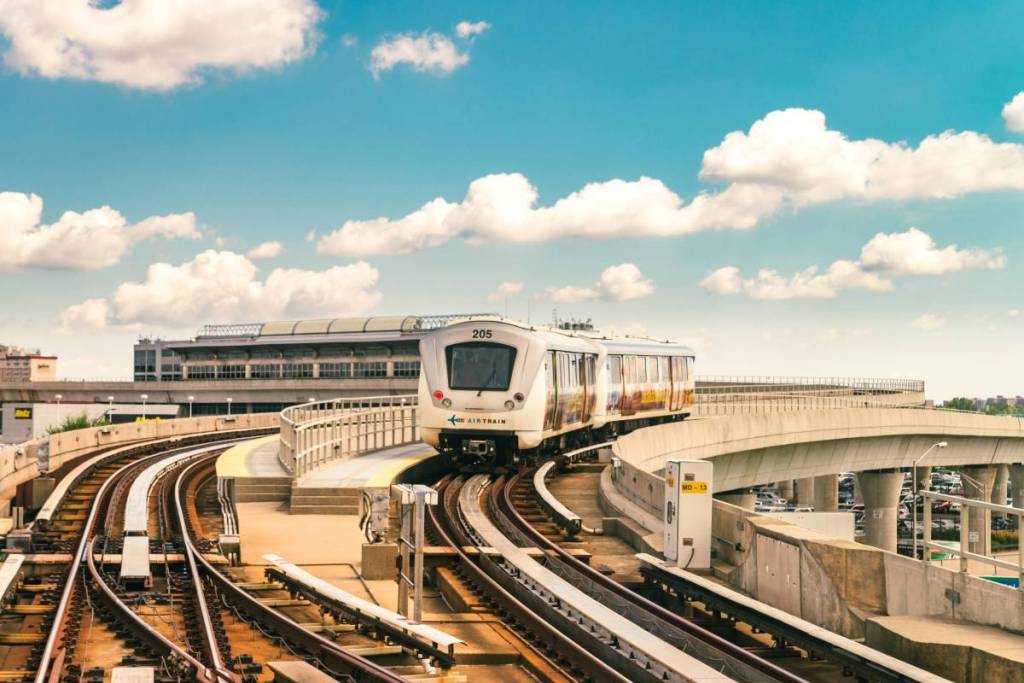 AirTrain JFK is een 8,1 mijl lange bovengrondse spoorlijn met drie lijnen die verbinding biedt met Kennedy International Airport