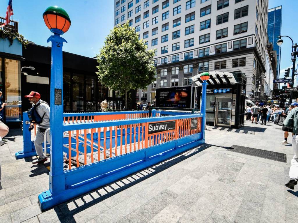 Der Eingangsbereich an der südöstlichen Ecke der West 34th St. und 8th Av. an der Haltestelle 34 St-Penn Station (Linien A/C/E), der während der Finalspiele der New York Knicks in Blau und Orange gestrichen wurde, aufgenommen am Dienstag, 16. Juni 2026 2