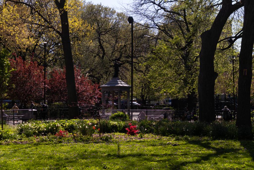 New Yorks historischer Tompkins Square Park bekommt eine 10-Millionen-Dollar-Renovierung; das 18-monatige Projekt bringt ein neues, in den Boden eingelassenes Kinderbecken und verbirgt umweltfreundliche Regenrückhaltebecken unter dem Basketballplatz im East Village