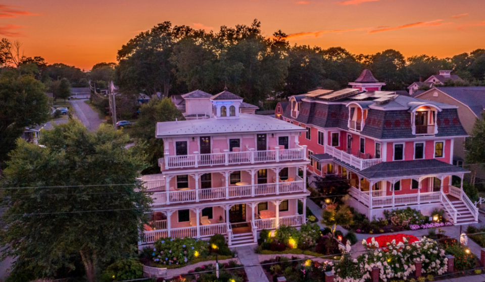 This fairytale coastal town just 2 hours from NYC is about to hit peak fall foliage — with scenic boat rides historic lighthouses &amp; an award-winning marina