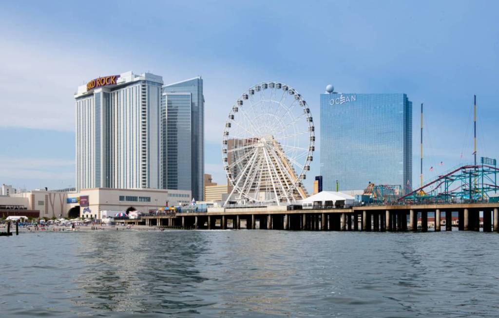 Blick vom Meer auf die Skyline von Atlantic City mit den Casinos „Resorts“, „Hard Rock“, „Show Boat“ und „Ocean“