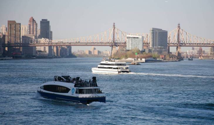 Als die NYC Ferry 2017 an den Start ging, kostete eine Fahrt 2,75 Dollar, genau wie die U-Bahn; seit dieser Woche kostet sie offiziell 5 Dollar