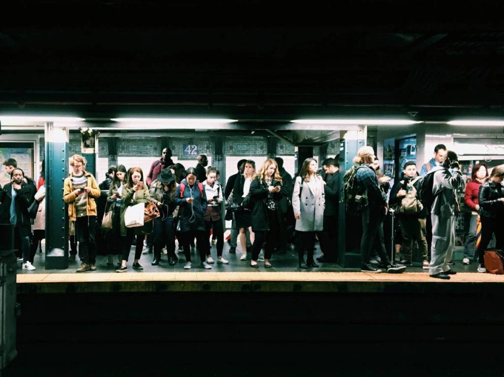 La linea della metropolitana più lunga di New York salterà le principali fermate di Lower Manhattan questo weekend di Halloween: ecco come evitare di rimanere bloccati in costume