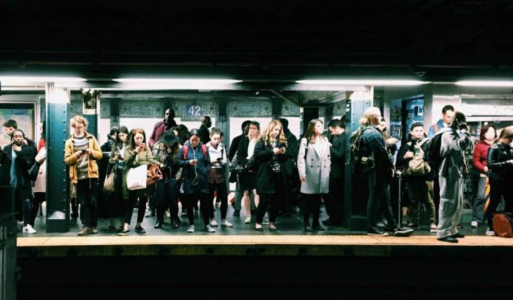 New Yorks längste U-Bahn-Linie lässt an diesem Halloween-Wochenende wichtige Haltestellen in Lower Manhattan aus – so vermeidest du, in voller Verkleidung gestrandet zu sein