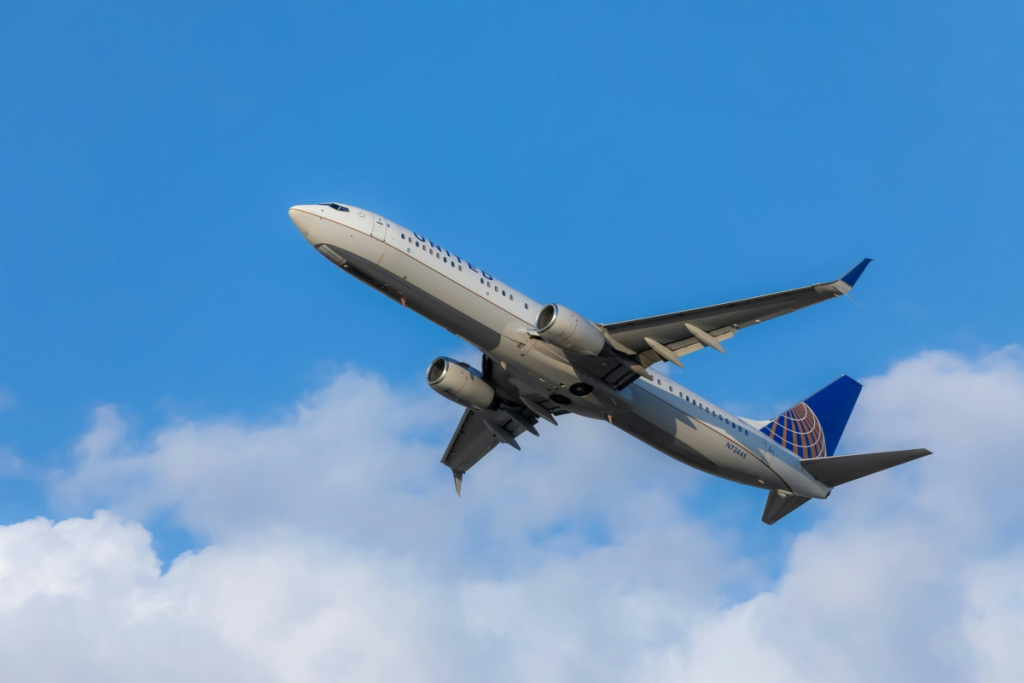 Eine 737-900 der United Airlines beim Start