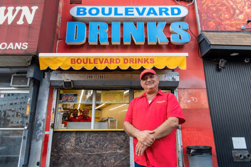 Nach fast 100 Jahren packt das beliebte Jersey-City-Wahrzeichen Boulevard Drinks seine Koffer, um Platz für 840 neue Wohnungen und einen riesigen Whole Foods-Markt zu machen