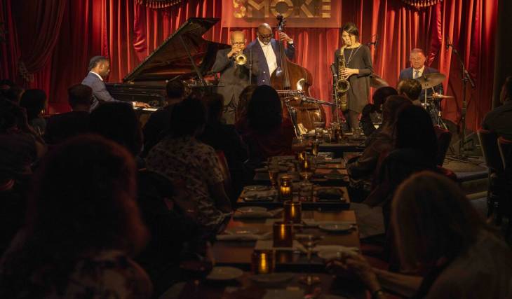 1999 übernahmen zwei Mitarbeiter einen kleinen Jazzclub am Duke Ellington Boulevard; 27 Jahre später bietet das legendäre SMOKE einen atemberaubenden, von Kerzen beleuchteten Speisesaal und ein für den GRAMMY nominiertes Label