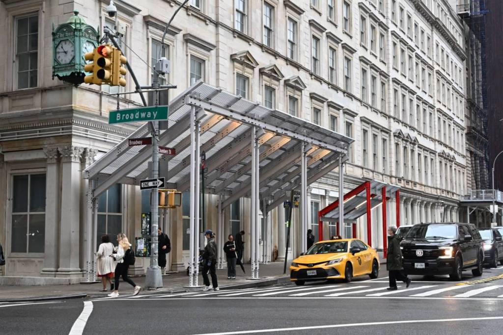 New York sta dando un giro di vite alle tettoie sui marciapiedi: ne sono già state rimosse 1.200 e stanno per arrivare modelli trasparenti e più luminosi in tutti e cinque i distretti