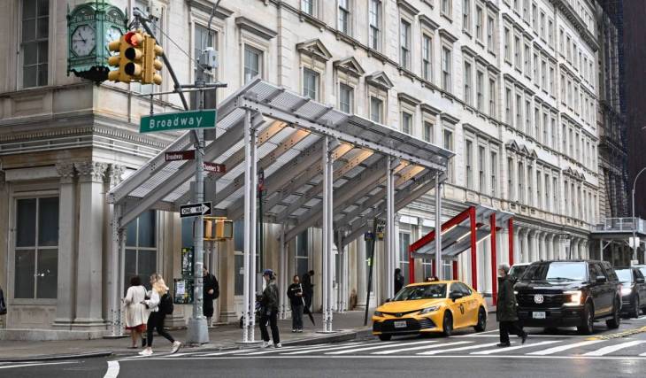 NYC geht hart gegen Gehwegüberdachungen vor: 1.200 sind bereits verschwunden, und hellere, durchsichtige Designs kommen in alle fünf Stadtbezirke