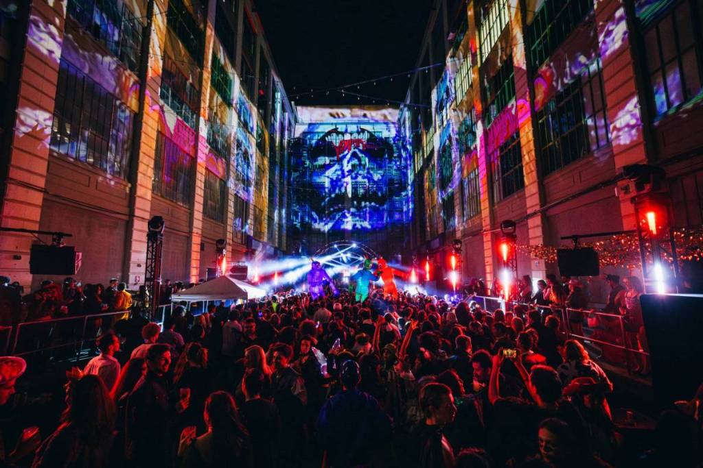 Far shot of the courtyard at Industry City 